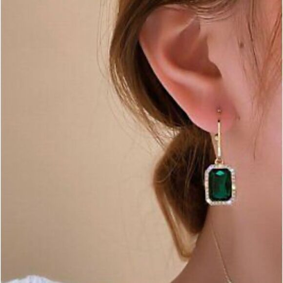 The Envy earring in gold - Picture 6 of 7